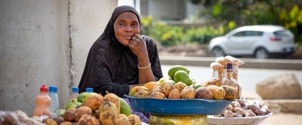 Une vendeuse de madd dans les rues de Dakar (Sénégal) © R. Belmin, Cirad